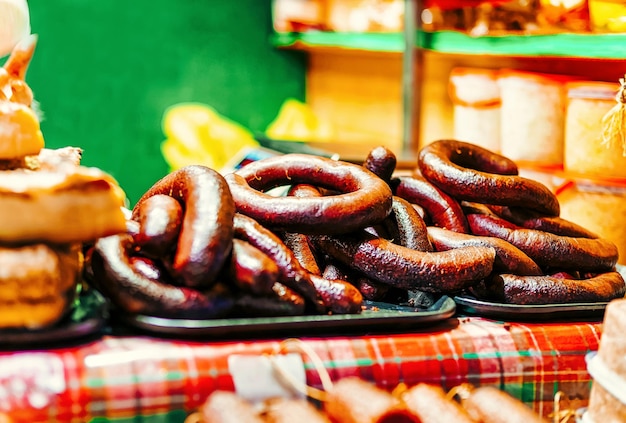 Salsiccia fatta in casa presso la bancarella del mercatino di Natale a Riga in Lettonia in inverno.