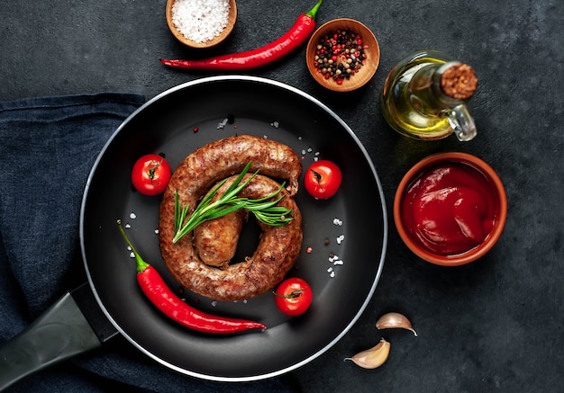 Salsiccia fritta a spirale con spezie in un piatto