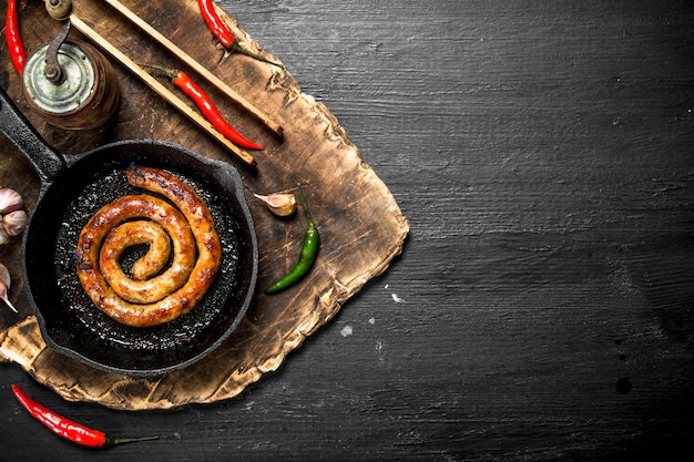 Salsiccia in padella con aglio e lavagna nera.