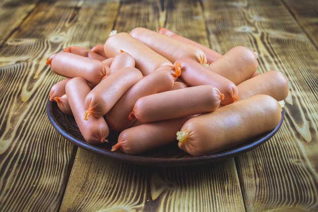 Salsiccia in piastra stand sul tavolo di legno