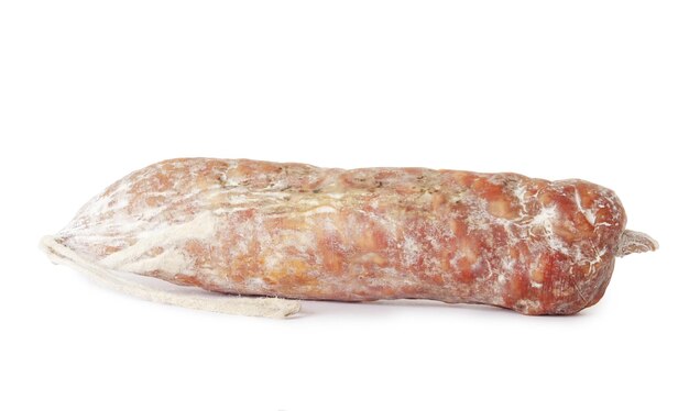 Salsiccia italiana. Salsiccia secca saporita, primo piano, isolata su fondo bianco.