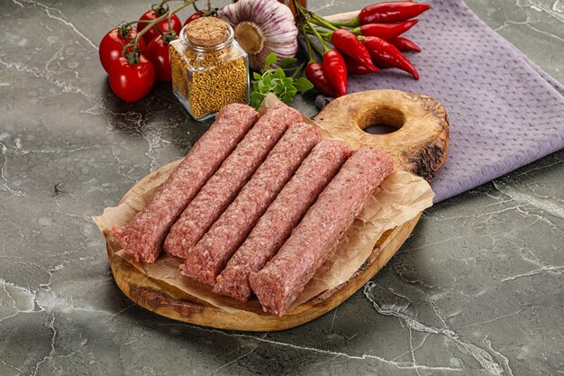 Salsiccia kebab cruda di manzo crudo per griglia