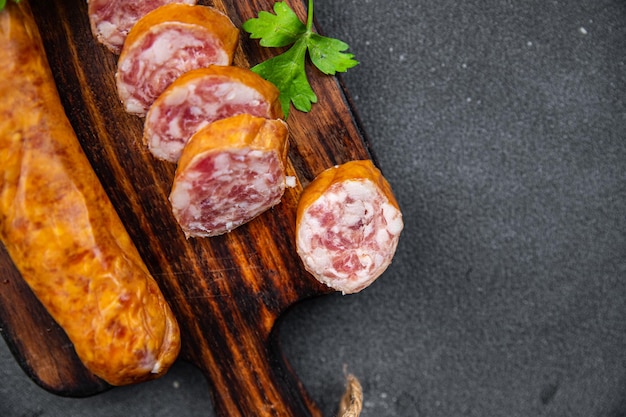 salsiccia montbeliard carne salsicce fresche cibo spuntino sul tavolo copia spazio sfondo cibo rustico