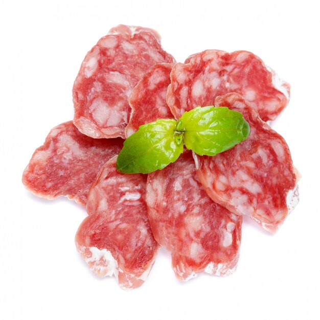 Salsiccia organica affettata secca del salame su bianco isolata