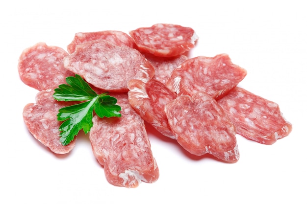 Salsiccia organica affettata secca del salame su bianco isolata