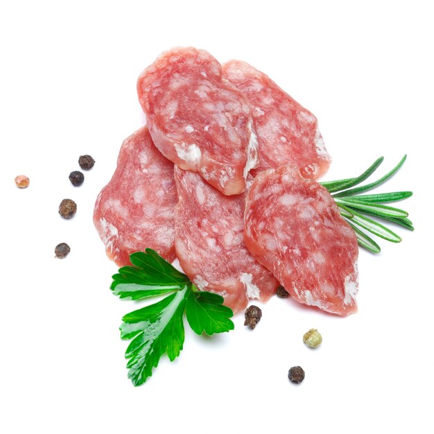 Salsiccia organica affettata secca del salame su bianco isolata