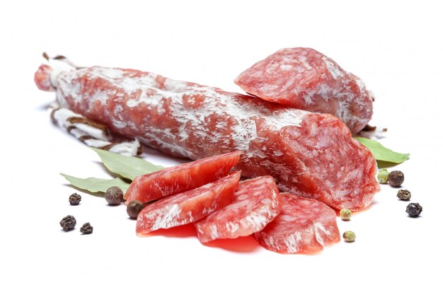 Salsiccia organica secca del salame su bianco isolata