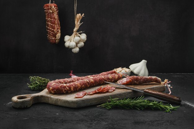 Salsiccia secca di manzo sul tagliere di legno