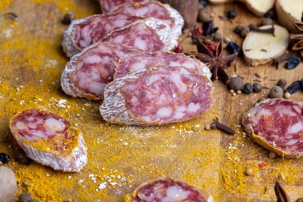 Salsiccia secca di vitello con muffa bianca e spezie muffa bianca su salsiccia secca di vitello fresco con diversi tipi di spezie