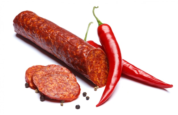 Salsiccia spagnola del chorizo su superficie bianca