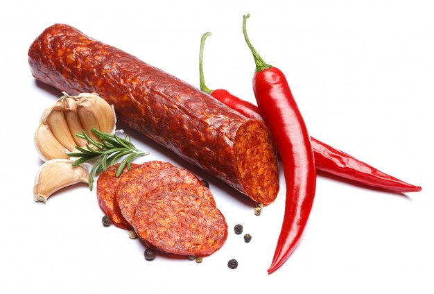 Salsiccia spagnola del chorizo su superficie bianca