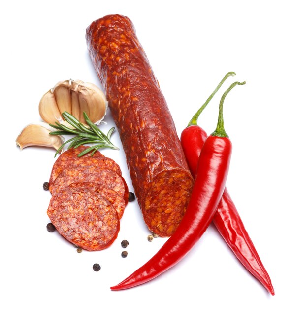 Salsiccia spagnola del chorizo su superficie bianca