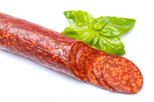 Salsiccia spagnola del chorizo su superficie bianca