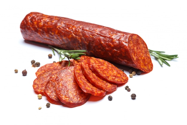 Salsiccia spagnola del chorizo su superficie bianca