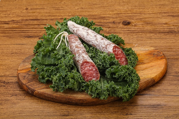 Salsiccia spagnola Fuet con foglie di insalata