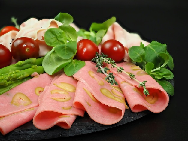 Salsiccia spagnola tradizionale Mortadella con olive