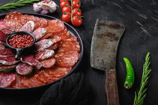 Salsiccia stagionata secca chorizo affettato, fuet, salame sul nero