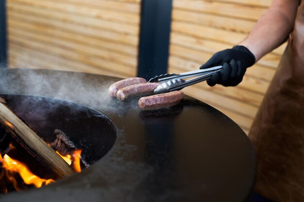 Salsiccia sul barbecue affumicatore Grill. Salsiccia calda e affumicata. Festival del cibo