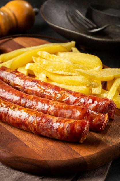 Salsiccia tedesca alla griglia con patatine fritte.