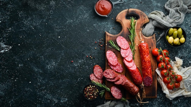 Salsiccia tradizionale affumicata con spezie Salsicce a fette Rosmarino Vista dall'alto Spazio libero per il testo