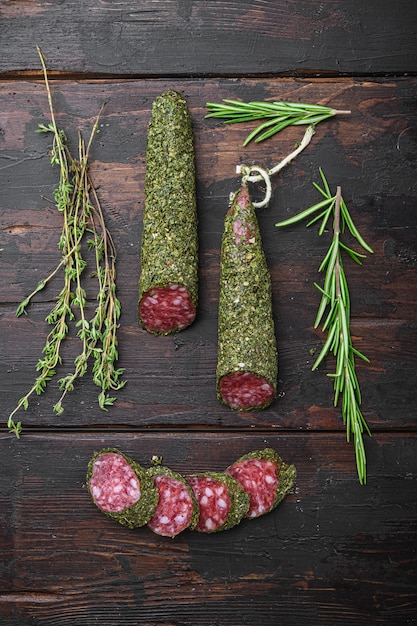 Salsiccia tradizionale salame fuet, tagliato a fette sul vecchio tavolo in legno, vista dall'alto