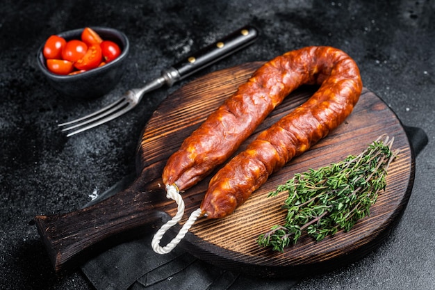 Salsiccia tradizionale spagnola Chorizo salsiccia secca carne di maiale Sfondo nero Vista dall'alto