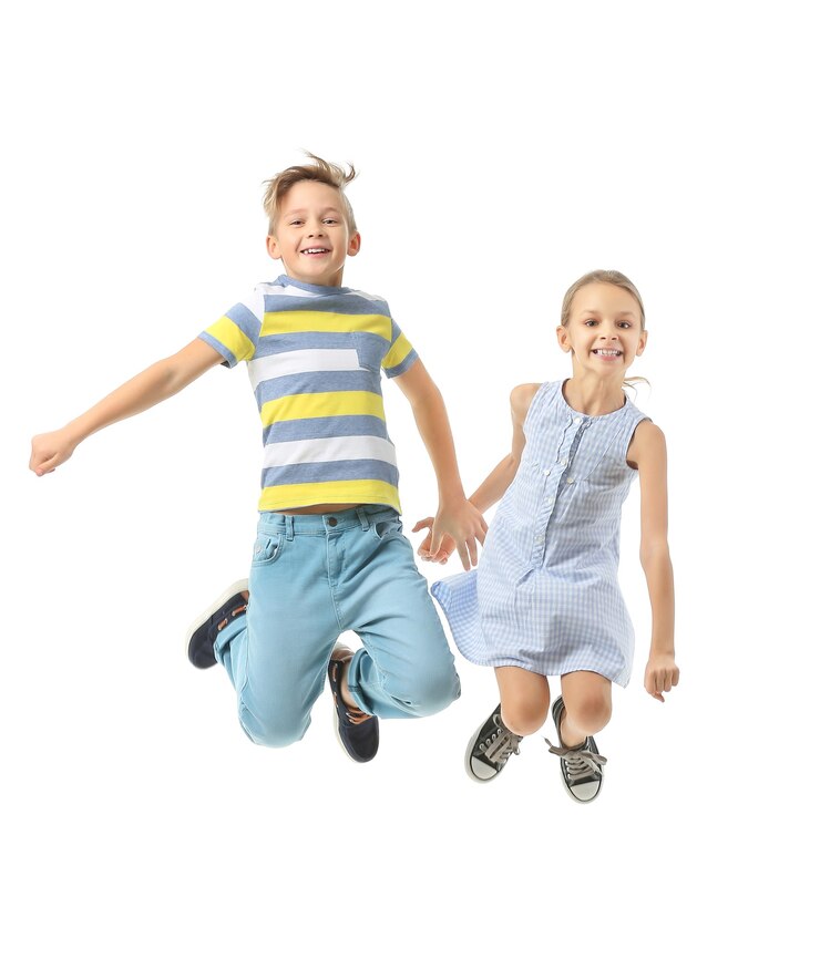 Foto saltando i bambini piccoli su bianco
