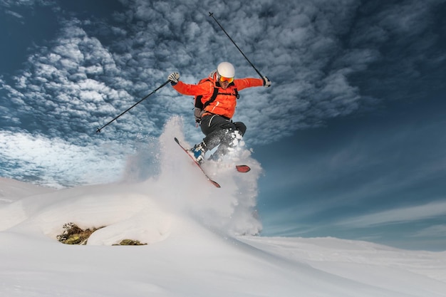 Salto con gli sci nella neve farinosa