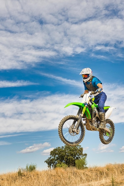 Salto del pilota di motocross.