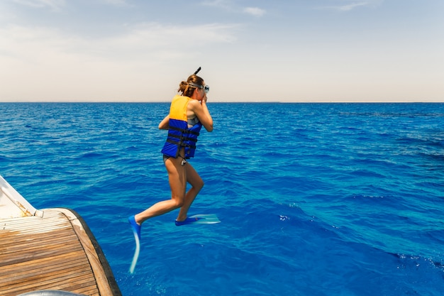 Salto della giovane donna