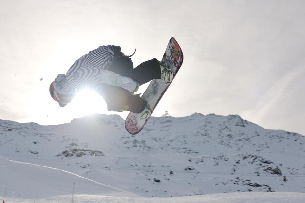 salto estremo dello snowboarder