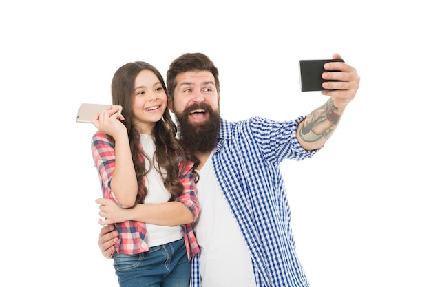 Saluta la famiglia Cattura momenti felici Selfie di famiglia Selfie su smartphone Papà e figlia si divertono Videochiamata di padre e figlia Foto di famiglia in posa Social network e community online