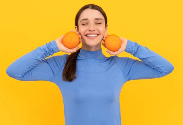 Salute dalla dieta organica naturale del pompelmo fresco e bellezza della pelle ragazza felice con la vitamina dell'agrume arancione e la donna a dieta che tiene cibo sano