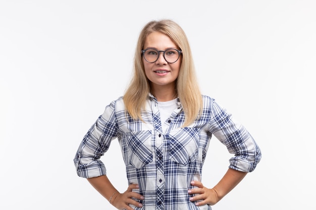 Salute dei denti, odontoiatria e correzione del morso - Donna sorridente felice con gli occhiali con le parentesi graffe su bianco