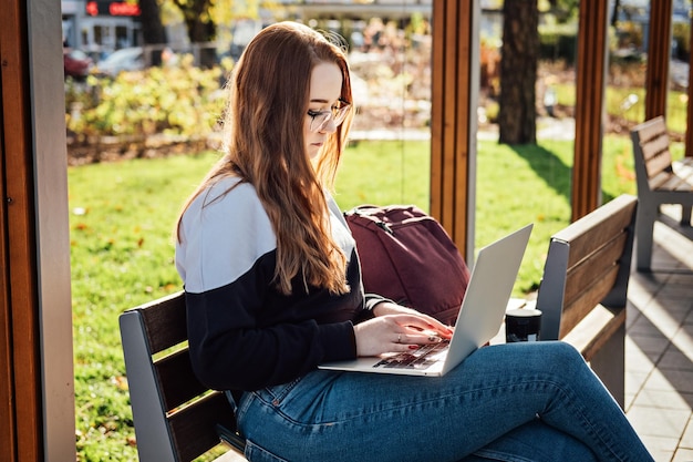 Salute mentale equilibrio tra lavoro e vita lavorativa online lavoro o istruzione donna rossa che lavora digitando sul laptop