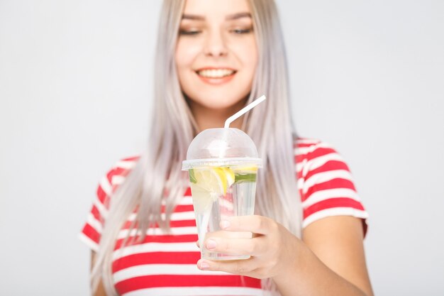Salute, persone, cibo, sport, stile di vita e contenuti di bellezza - Giovane donna sorridente con un bicchiere d'acqua al limone