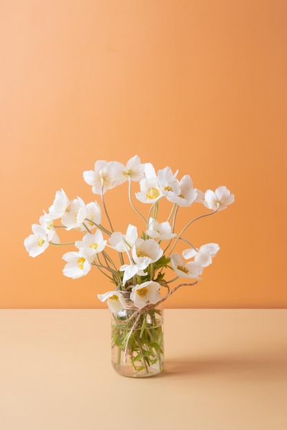 Saluti di bouquet di fiori di anemoni con la primavera per la festa della mamma o l'8 marzo