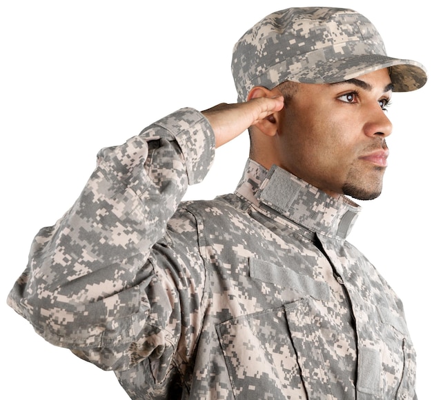 Saluto militare che saluta soldato isolato veterano del camuffamento