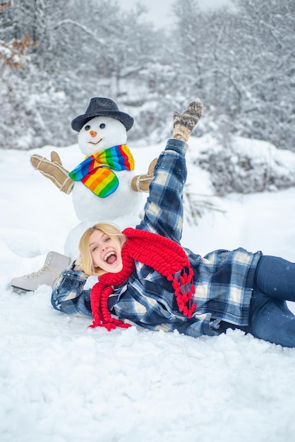 Saluto pupazzo di neve pupazzo di neve e divertente modello femminile in piedi in inverno cappello e sciarpa con naso rosso carino ...