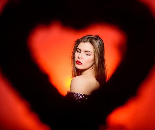 Saluto romantico Sii il mio San Valentino Amore e romanticismo Saldi di San Valentino Ragazza sensuale con cuore decorativo Donna sexy in abito glamour Festa di San Valentino Ti amo Celebrazione perfetta