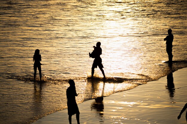 Salvador Bahia Brasile 01 Novembre 2021 Gente che passeggia e si diverte sulla sabbia della spiaggia di Rio Vermelho a Salvador Bahia nel tardo pomeriggio