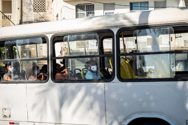 Salvador Bahia Brasile 01 novembre 2021 Passeggeri che indossano una maschera protettiva contro il covid19 all'interno dell'autobus nella città di Salvador Bahia