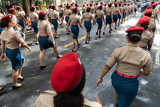 Salvador Bahia Brasile 07 settembre 2022 Soldatesse della polizia militare di Bahia sfilano nel giorno dell'indipendenza brasiliana per le strade del centro di Salvador Brasile