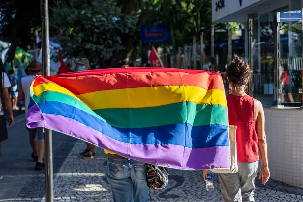 Salvador Bahia Brasile 09 aprile 2022 Brasiliani protestano contro il candidato presidenziale di estrema destra Jair Bolsonaro Usano le bandiere del movimento lgbt