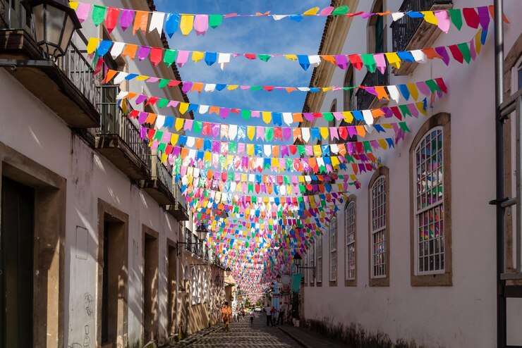 Foto salvador bahia brasile 15 giugno 2023 strade e case di pelourinho decorate con bandiere colorate per la festa di sao joao a salvador bahia