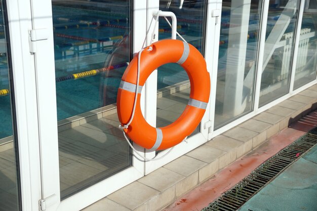 Salvagente arancione su una parete di una protezione della piscina