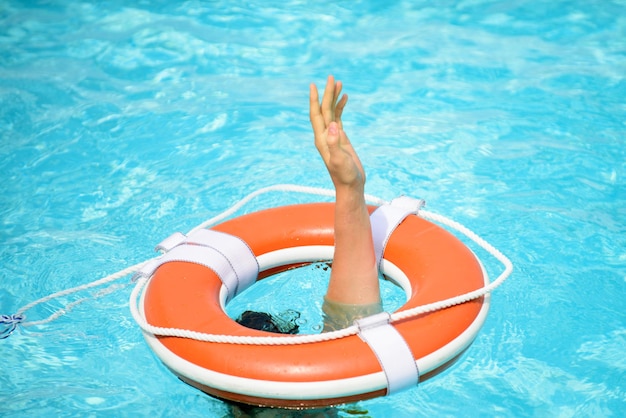 Salvagente dell'attrezzatura di sicurezza o boa di salvataggio che galleggia sull'annegamento dell'acqua persona