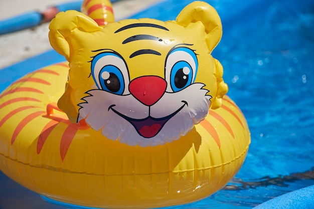 Salvagente gonfiabile con tigre gialla che disegna su una piscina