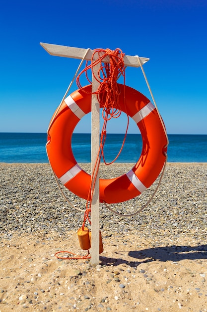 Salvagente sulla spiaggia contro il mare