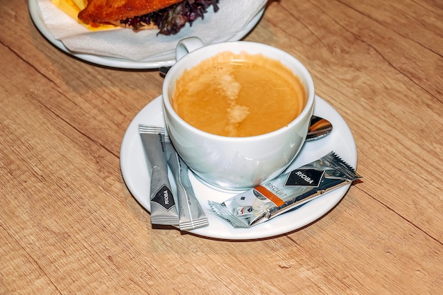 Salzburgo Austria 01142024 Coppa di caffè e hamburger con salata fresca, formaggio e cotoletta